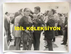 TÜRKİYE CUMHURİYETİ ESKİ BAŞBAKANI BÜLENT ECEVİT'İN OLAYLI GEREDE MİTİNGİNİN ORİJİNAL AJANS-BASIN BÜYÜK BOY FOTOĞRAFI - 24 x 18 cm EBADINDA - BÜLENT ECEVİT'İN GEREDE MİTİNGİNDE MEYDANA GELEN OLAYLARDA ÇEKİLMİŞ BİR KARE, HAZİRAN 1975