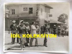 TÜRKİYE CUMHURİYETİ ESKİ BAŞBAKANI BÜLENT ECEVİT'İN OLAYLI GEREDE MİTİNGİNİN ORİJİNAL AJANS-BASIN BÜYÜK BOY FOTOĞRAFI - 24 x 18 cm EBADINDA - BÜLENT ECEVİT'İN GEREDE MİTİNGİNDE MEYDANA GELEN OLAYLARDA ÇEKİLMİŞ BİR KARE, HAZİRAN 1975