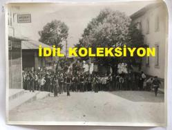 TÜRKİYE CUMHURİYETİ ESKİ BAŞBAKANI BÜLENT ECEVİT'İN OLAYLI GEREDE MİTİNGİNİN ORİJİNAL AJANS-BASIN BÜYÜK BOY FOTOĞRAFI - 24 x 18 cm EBADINDA - BÜLENT ECEVİT'İN GEREDE MİTİNGİNDE MEYDANA GELEN OLAYLARDA ÇEKİLMİŞ BİR KARE, HAZİRAN 1975