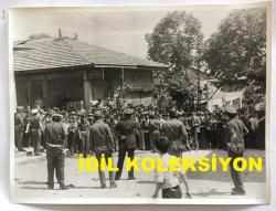 TÜRKİYE CUMHURİYETİ ESKİ BAŞBAKANI BÜLENT ECEVİT'İN OLAYLI GEREDE MİTİNGİNİN ORİJİNAL AJANS-BASIN BÜYÜK BOY FOTOĞRAFI - 24 x 18 cm EBADINDA - BÜLENT ECEVİT'İN GEREDE MİTİNGİNDE MEYDANA GELEN OLAYLARDA ÇEKİLMİŞ BİR KARE, HAZİRAN 1975