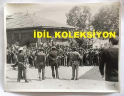 TÜRKİYE CUMHURİYETİ ESKİ BAŞBAKANI BÜLENT ECEVİT'İN OLAYLI GEREDE MİTİNGİNİN ORİJİNAL AJANS-BASIN BÜYÜK BOY FOTOĞRAFI - 24 x 18 cm EBADINDA - BÜLENT ECEVİT'İN GEREDE MİTİNGİNDE MEYDANA GELEN OLAYLARDA ÇEKİLMİŞ BİR KARE, HAZİRAN 1975