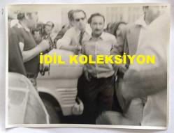 TÜRKİYE CUMHURİYETİ ESKİ BAŞBAKANI BÜLENT ECEVİT'İN OLAYLI GEREDE MİTİNGİNİN ORİJİNAL AJANS-BASIN BÜYÜK BOY FOTOĞRAFI - 24 x 18 cm EBADINDA - SALDIRI BAŞLADIĞINDA TABANCASINI ÇEKEREK BÜLENT ECEVİT'İ KORUMASI ALTINA ALIP OLAY YERİNDEN UZAKLAŞTIRMAYA ÇALIŞAN CHP ADIYAMAN MİLLETVEKİLİ DOKTOR KEMAL TABAK OLDU (AÇIKLAMAYI OKUYUNUZ)