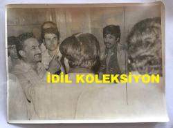 TÜRKİYE CUMHURİYETİ ESKİ BAŞBAKANI BÜLENT ECEVİT'İN OLAYLI GEREDE MİTİNGİNİN ORİJİNAL AJANS-BASIN BÜYÜK BOY FOTOĞRAFI - 24 x 18 cm EBADINDA - BÜLENT ECEVİT SALDIRIDAN SONRA GÖTÜRÜLDÜĞÜ KAPALI ALANDA YANINDAKİLERE ''ANARŞİSTLERİN KİMLER OLDUĞU BELLİ OLMUŞTUR'' DERKEN ÇEKİLMİŞ BİR KARE