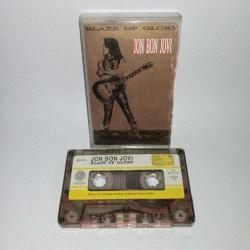 Kaset jon bon jovi, blaze of glory Albümü. Kasette çalışmasına engel olmayan kırık var. Sorunsuz çalışıyor.