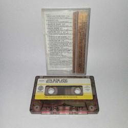 Kaset jon bon jovi, blaze of glory Albümü. Kasette çalışmasına engel olmayan kırık var. Sorunsuz çalışıyor.