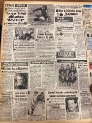 TAN GAZETESİ DOĞUM GÜNÜ HEDİYESİ - 25 OCAK 1984 - TAM TAKIM 8 SAYFADIR -Şengül-Özal-Gölge Adam-Ramazan Öztürk-Hülya Işıl-Musa-Demir Mustafa Altıntaş-Mustafa Altıntaş-Hayriye-Nihal Hoş-Metin Feyizoğlu-Fikret-Miliç-Seydiç-G.Saray A Takımı-Ömer-İlyas-Simtel-Metin Önal-Charles Aznavour-Vaskin Beliyan-K. Guezyan Avadis-Arşag Agop Abraham-Fatma Baykut-Abdi İpekçi-Mehmet Ali Ağca-Abuzer Uğurlu-Yılmaz Durak-Zülfikar Yüce-Necdet Calp-Antonella Interlenghi-Nahit Mustafa Kossali-Pamela Ülker-Rüçhan Adlı-Lale-Egemen Gündoğan Şen-Osman Hancz Sevgilisiyle kaçan kızını “Affettim” diye eve çağırdı ve öldürdü-Kadın gözüyle Afrika-Üfürükçü Musa’dan 47 kadın daha şikayetçi oldu-Arkadaş kurbanı oldum-Özal “Çocuklara, gençlere ve gecekondu semtlerinde oturanlara müjdem var” dedi-Korkudan bayılınca saldırgandan kurtuldu-Konken’den yeni dönüşüm-Dünya Bankası’ndan Özal’a tam destek-Evine 16 defa otomobil girdi-4 Ermeni terörist yargılandı-Charles Aznavour 4 teröristin affını istedi-11 idam kararı-Yolda yürürk