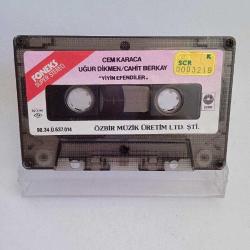 Kaset Cem Karaca, Uğur Dikmen, Cahit Berkay yiyin efendiler albümü. 1990 Kağıt Baskı. Kartoneti yok, baştan sona dinlendi sorunsuz çalışıyor. Stickerın bir yüzünde yırtılma var