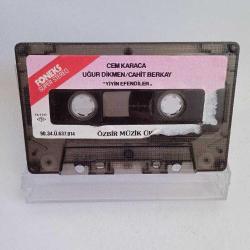 Kaset Cem Karaca, Uğur Dikmen, Cahit Berkay yiyin efendiler albümü. 1990 Kağıt Baskı. Kartoneti yok, baştan sona dinlendi sorunsuz çalışıyor. Stickerın bir yüzünde yırtılma var