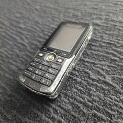 Sony Ericsson K750i eski model koleksiyonuluk tuşlu telefon.