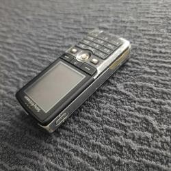 Sony Ericsson K750i eski model koleksiyonuluk tuşlu telefon.