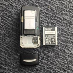 Sony Ericsson K750i eski model koleksiyonuluk tuşlu telefon.