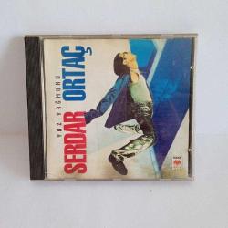 Cd Serdar Ortaç yaz yağmuru 1996 raks kırmızı bandrollü dönem albümü. Disk 10 üzerinden 9. Orijinal. sorunsuz çalışıyor.