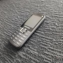 Samsung eski model koleksiyonluk tuşlu telefon.