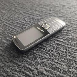 Samsung eski model koleksiyonluk tuşlu telefon.