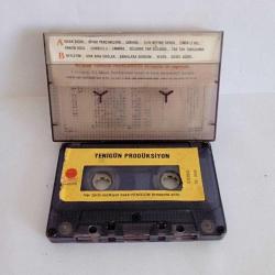 Kaset Hurşid Yenigün ve grubu sıcak sıcak tatlı tatlı sıkı sıkı deli deli. Orijinal kağıt baskı. Kasette yazı ile B4 şarkısında 15 saniye kayıp var.