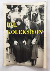 TÜRK HALK MÜZİĞİ SANATÇISI ŞAKİR ÖNER GÜNHAN'IN ORİJİNAL FOTOĞRAFI - 13 x 9 cm EBADINDA  - ŞAKİR ÖNER GÜNHAN, KARACABEY'İN TOPHİSAR KÖYÜNDE YILIN ANNESİ SEÇTİĞİ HÜSNİYE NİNE İLE HATIRA POZU VERİRKEN ÇEKİLMİŞ BİR KARE