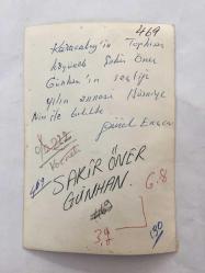 TÜRK HALK MÜZİĞİ SANATÇISI ŞAKİR ÖNER GÜNHAN'IN ORİJİNAL FOTOĞRAFI - 13 x 9 cm EBADINDA  - ŞAKİR ÖNER GÜNHAN, KARACABEY'İN TOPHİSAR KÖYÜNDE YILIN ANNESİ SEÇTİĞİ HÜSNİYE NİNE İLE HATIRA POZU VERİRKEN ÇEKİLMİŞ BİR KARE