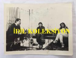 TÜRK HALK MÜZİĞİ SANATÇISI ŞAKİR ÖNER GÜNHAN'IN ORİJİNAL FOTOĞRAFI - 12 x 9 cm EBADINDA  - ŞAKİR ÖNER GÜNHAN, BAHAR ÖZTAN ve ŞEHNAZ VRESKALA (ŞEHNAZ DİLAN) ''ÖLÜM MELEKLERİ'' FOTOROMANINDA AYNI KAREDELER, 24 MART 1982