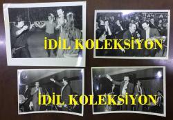 TÜRK HALK MÜZİĞİ SANATÇISI ŞAKİR ÖNER GÜNHAN'IN ORİJİNAL 4'LÜ FOTOĞRAF SETİ - 18 x 12 cm ve 21 x 16 cm EBADINDA  - İSTANBUL BELEDİYESİNCE SPOR SERGİ SARAYINDA DÜZENLENEN HALK KONSERİNE KATILAN ŞAKİR ÖNER GÜNHAN', BEDRETTİN DALAN'LA BİRLİKTE ''MAVİ MAVİ'' ŞARKISINI OKUDU ve NURİ SESİGÜZEL'LE AYNI SAHNEDE YER ALDI, ARALIK 1985