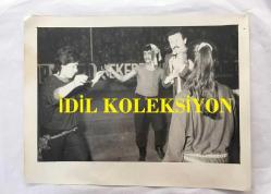 TÜRK HALK MÜZİĞİ SANATÇISI ŞAKİR ÖNER GÜNHAN'IN ORİJİNAL 4'LÜ FOTOĞRAF SETİ - 18 x 12 cm ve 21 x 16 cm EBADINDA  - İSTANBUL BELEDİYESİNCE SPOR SERGİ SARAYINDA DÜZENLENEN HALK KONSERİNE KATILAN ŞAKİR ÖNER GÜNHAN', BEDRETTİN DALAN'LA BİRLİKTE ''MAVİ MAVİ'' ŞARKISINI OKUDU ve NURİ SESİGÜZEL'LE AYNI SAHNEDE YER ALDI, ARALIK 1985