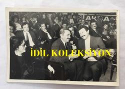 TÜRK HALK MÜZİĞİ SANATÇISI ŞAKİR ÖNER GÜNHAN'IN ORİJİNAL 4'LÜ FOTOĞRAF SETİ - 18 x 12 cm ve 21 x 16 cm EBADINDA  - İSTANBUL BELEDİYESİNCE SPOR SERGİ SARAYINDA DÜZENLENEN HALK KONSERİNE KATILAN ŞAKİR ÖNER GÜNHAN', BEDRETTİN DALAN'LA BİRLİKTE ''MAVİ MAVİ'' ŞARKISINI OKUDU ve NURİ SESİGÜZEL'LE AYNI SAHNEDE YER ALDI, ARALIK 1985