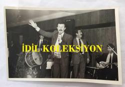 TÜRK HALK MÜZİĞİ SANATÇISI ŞAKİR ÖNER GÜNHAN'IN ORİJİNAL 4'LÜ FOTOĞRAF SETİ - 18 x 12 cm ve 21 x 16 cm EBADINDA  - İSTANBUL BELEDİYESİNCE SPOR SERGİ SARAYINDA DÜZENLENEN HALK KONSERİNE KATILAN ŞAKİR ÖNER GÜNHAN', BEDRETTİN DALAN'LA BİRLİKTE ''MAVİ MAVİ'' ŞARKISINI OKUDU ve NURİ SESİGÜZEL'LE AYNI SAHNEDE YER ALDI, ARALIK 1985