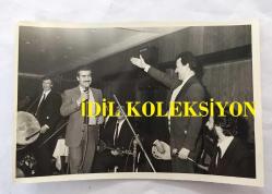 TÜRK HALK MÜZİĞİ SANATÇISI ŞAKİR ÖNER GÜNHAN'IN ORİJİNAL 4'LÜ FOTOĞRAF SETİ - 18 x 12 cm ve 21 x 16 cm EBADINDA  - İSTANBUL BELEDİYESİNCE SPOR SERGİ SARAYINDA DÜZENLENEN HALK KONSERİNE KATILAN ŞAKİR ÖNER GÜNHAN', BEDRETTİN DALAN'LA BİRLİKTE ''MAVİ MAVİ'' ŞARKISINI OKUDU ve NURİ SESİGÜZEL'LE AYNI SAHNEDE YER ALDI, ARALIK 1985