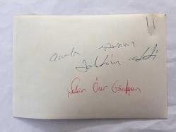 TÜRK HALK MÜZİĞİ SANATÇISI ŞAKİR ÖNER GÜNHAN'IN ORİJİNAL 4'LÜ FOTOĞRAF SETİ - 18 x 12 cm ve 21 x 16 cm EBADINDA  - İSTANBUL BELEDİYESİNCE SPOR SERGİ SARAYINDA DÜZENLENEN HALK KONSERİNE KATILAN ŞAKİR ÖNER GÜNHAN', BEDRETTİN DALAN'LA BİRLİKTE ''MAVİ MAVİ'' ŞARKISINI OKUDU ve NURİ SESİGÜZEL'LE AYNI SAHNEDE YER ALDI, ARALIK 1985