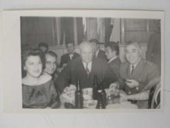 1970'li Yıllar ve Öncesi Dönem: ''Subaylar bira içerken'' Siyah Beyaz  FOTOĞRAF - 8/13 cm. - Turuncu Sahaf & Kitabevi