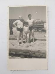 1970'li Yıllar ve Öncesi Dönem: ''Sahilde'' Siyah Beyaz  FOTOĞRAF - 8/13 cm. - Turuncu Sahaf & Kitabevi
