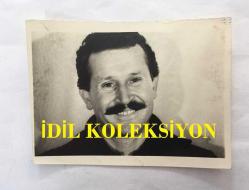 TÜRK HALK MÜZİĞİ SANATÇISI ŞAKİR ÖNER GÜNHAN'IN ORİJİNAL FOTOĞRAFI - 9 x 7 cm EBADINDA  - ŞAKİR ÖNER GÜNHAN GÜLÜMSERKEN ÇEKİLMİŞ BİR KARE, 1982