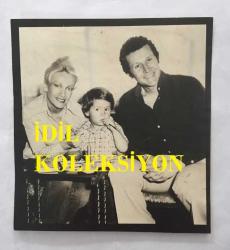 TÜRK HALK MÜZİĞİ SANATÇISI ŞAKİR ÖNER GÜNHAN'IN ORİJİNAL AJANS-BASIN FOTOĞRAFI (KAĞIT BASKI) - 12 x 12 cm EBADINDA  - ŞAKİR ÖNER GÜNHAN, EŞİ NURSAÇ ÖNER GÜNHAN ve ÇOCUKLARIYLA HATIRA POZU VERİRKEN ÇEKİLMİŞ BİR KARE