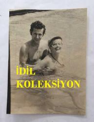 TÜRK HALK MÜZİĞİ SANATÇISI ŞAKİR ÖNER GÜNHAN'IN ORİJİNAL AJANS-BASIN FOTOĞRAFI (KAĞIT BASKI) - 12 x 9 cm EBADINDA  - ŞAKİR ÖNER GÜNHAN ve PAKİZE SUDA, BİRLİKTE HAVUZDA YÜZERKEN ÇEKİLMİŞ BİR KARE