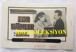 MERAL ORHONSAY ve TÜRK HALK MÜZİĞİ SANATÇISI ŞAKİR ÖNER GÜNHAN'IN ORİJİNAL AJANS-BASIN FOTOĞRAFI - 18 x 11 cm EBADINDA  - ŞAKİR ÖNER GÜNHAN ve MERAL ORHONSAY ''ZOR GÜNLER'' İSİMLİ FOTOROMANLARININ TANITIM KARTI... (FOTOĞRAF KESİLİP YAZILARLA BİRLİKTE KARTONA YAPIŞTIRILMIŞ.)