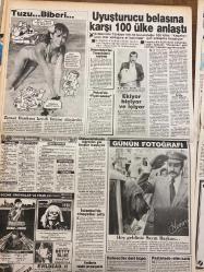 TAN GAZETESİ DOĞUM GÜNÜ HEDİYESİ - 3 EKİM 1988 - TAM TAKIM 8 SAYFADIR -Ayten Hanım-Nazım Bey-Naim Süleymanoğlu-İnönü-Minaşe Hanım-Erdoğan Bey-Songül Karaca-Ayşe Şefçi-Orhan-Ayşe-M.Ali Birand-Mehmet Ali Ağca-Meral Mansuroğlu-Fevzi Tuna-Gürer Aykal-Genco Erkal-Haldun Taner-Burhan Cacan-Nilüfer-Mehmet Terzi-Ahmet Altun-Hüseyin Akçay-Fatih Terim-Naim Süleymanoğlu-Cem Atabeyoğlu-Cevat Özer-Cevat Özer-Cevat Özer-Cevat Özer-Cevat Özer-Cevat Özer Ayten’in kaderi-Özal kuyuya bir taş daha attı-Evcillik oyunu hüsranla bitti-Fedakâr kadın-Kahveye haksızlık etmeyin-Mücahitlere moral verecek-Olimpiyatlardan Grip de geldi-Minik yüreklerin sevinci-M.Ali Birand 7 yıl sonra Ağca’nın dilini çözdü-Keşanlı Ali Destanı-Skandallar olimpiyatı bitti ver elini İspanya-Trabzon Fener eşitliği-Sabah gazetesi kurşunlandı-Sıkıntılı karamsar insanlar artıyor-Zeytinburnu’nun çehresi değişiyor-Naim dünyaya Bulgar zulmünü anlatacak-Naim’in Romanı-Boğaz’ın Kefeliköy suyu böbrekler için birebir-Burhan Cacan Ayaz Geceler-N