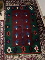 OSMANLI DÖNEMİ EL DOKUMA KİLİM SECCADE Osmanlı Dönemi el eğirme ve kök boya ipler ile el tezgahlarıda dokunmuş üzerinde hayat ağacı figürleri bulunan kilim seccade