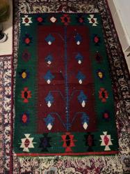 OSMANLI DÖNEMİ EL DOKUMA KİLİM SECCADE Osmanlı Dönemi el eğirme ve kök boya ipler ile el tezgahlarıda dokunmuş üzerinde hayat ağacı figürleri bulunan kilim seccade