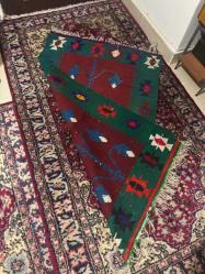 OSMANLI DÖNEMİ EL DOKUMA KİLİM SECCADE Osmanlı Dönemi el eğirme ve kök boya ipler ile el tezgahlarıda dokunmuş üzerinde hayat ağacı figürleri bulunan kilim seccade