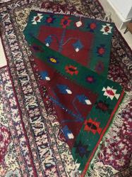 OSMANLI DÖNEMİ EL DOKUMA KİLİM SECCADE Osmanlı Dönemi el eğirme ve kök boya ipler ile el tezgahlarıda dokunmuş üzerinde hayat ağacı figürleri bulunan kilim seccade