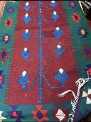 OSMANLI DÖNEMİ EL DOKUMA KİLİM SECCADE Osmanlı Dönemi el eğirme ve kök boya ipler ile el tezgahlarıda dokunmuş üzerinde hayat ağacı figürleri bulunan kilim seccade