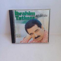 Cd İbrahim Tatlıses At gitsin Raks 98 dönem baskı sarı bandrollü albüm. Dinlemeyi etkilemeyen çizikler var. Cd kağıdı bantla yapıştırılmış. Orijinal. Sorunsuz çalışıyor.