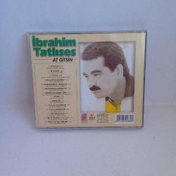 Cd İbrahim Tatlıses At gitsin Raks 98 dönem baskı sarı bandrollü albüm. Dinlemeyi etkilemeyen çizikler var. Cd kağıdı bantla yapıştırılmış. Orijinal. Sorunsuz çalışıyor.