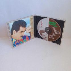 Cd İbrahim Tatlıses At gitsin Raks 98 dönem baskı sarı bandrollü albüm. Dinlemeyi etkilemeyen çizikler var. Cd kağıdı bantla yapıştırılmış. Orijinal. Sorunsuz çalışıyor.