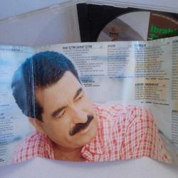 Cd İbrahim Tatlıses At gitsin Raks 98 dönem baskı sarı bandrollü albüm. Dinlemeyi etkilemeyen çizikler var. Cd kağıdı bantla yapıştırılmış. Orijinal. Sorunsuz çalışıyor.