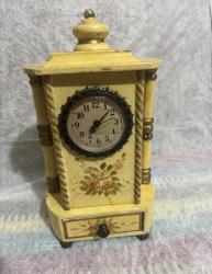 Vintage Viktorya Tarzı  El yapımı Çiçek desenli Kapaklı,Çekmeceli Şömine Saati Boy 34 cm En 18 cm