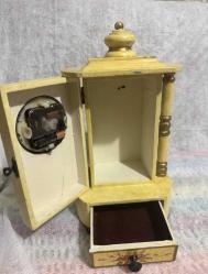 Vintage Viktorya Tarzı  El yapımı Çiçek desenli Kapaklı,Çekmeceli Şömine Saati Boy 34 cm En 18 cm