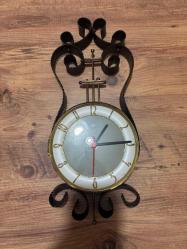 ANTİKA JUNGHANS DUVAR SAATİ  FERFORJE MÜZİK TEMALI METAL KASA ALMAN PİLLİ  FERFORJE MÜZİK TEMALI METAL KASA ALMAN PİLLİ MAKİNE 40 CM BOYUNDA  20 CM ENİNDE SAAT SORUNSUZ DAKİK DUVAR SAATİ