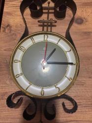 ANTİKA JUNGHANS DUVAR SAATİ  FERFORJE MÜZİK TEMALI METAL KASA ALMAN PİLLİ  FERFORJE MÜZİK TEMALI METAL KASA ALMAN PİLLİ MAKİNE 40 CM BOYUNDA  20 CM ENİNDE SAAT SORUNSUZ DAKİK DUVAR SAATİ