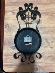 ANTİKA JUNGHANS DUVAR SAATİ  FERFORJE MÜZİK TEMALI METAL KASA ALMAN PİLLİ  FERFORJE MÜZİK TEMALI METAL KASA ALMAN PİLLİ MAKİNE 40 CM BOYUNDA  20 CM ENİNDE SAAT SORUNSUZ DAKİK DUVAR SAATİ