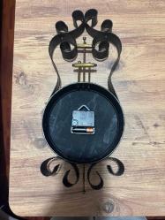 ANTİKA JUNGHANS DUVAR SAATİ  FERFORJE MÜZİK TEMALI METAL KASA ALMAN PİLLİ  FERFORJE MÜZİK TEMALI METAL KASA ALMAN PİLLİ MAKİNE 40 CM BOYUNDA  20 CM ENİNDE SAAT SORUNSUZ DAKİK DUVAR SAATİ